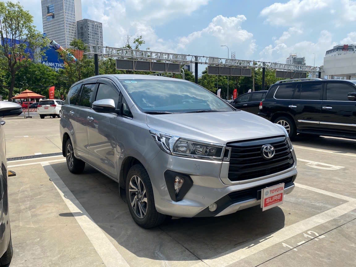 Toyota Innova 2.0E 2022, màu bạc lướt 35k km